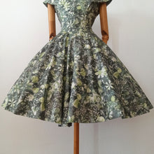 Charger l&#39;image dans la galerie, 1950s - Spectacular Green Floral Dress - W30 (76cm)
