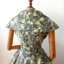 Cargar imagen en el visor de la galería, 1950s - Spectacular Green Floral Dress - W30 (76cm)
