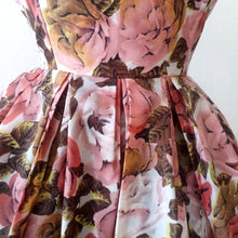 Laden Sie das Bild in den Galerie-Viewer, 1950s - Stunning French Roseprint Dress - W26 (66cm)
