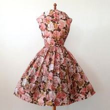 Laden Sie das Bild in den Galerie-Viewer, 1950s - Stunning French Roseprint Dress - W26 (66cm)
