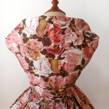 Cargar imagen en el visor de la galería, 1950s - Stunning French Roseprint Dress - W26 (66cm)

