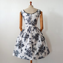 Cargar imagen en el visor de la galería, 1950s - Stunning French Cotton Lace Dress - W24 (60cm)
