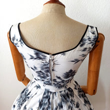 Cargar imagen en el visor de la galería, 1950s - Stunning French Cotton Lace Dress - W24 (60cm)

