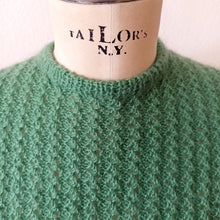 Carica l&#39;immagine nel visualizzatore di Gallery, 1950s - Lovely Apple Green Zipper Back Hand Knitted Top - Size S/M
