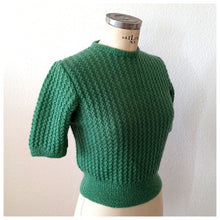 Laden Sie das Bild in den Galerie-Viewer, 1950s - Lovely Apple Green Zipper Back Hand Knitted Top - Size S/M

