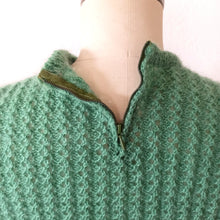 Laden Sie das Bild in den Galerie-Viewer, 1950s - Lovely Apple Green Zipper Back Hand Knitted Top - Size S/M
