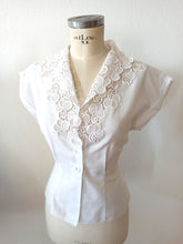 Laden Sie das Bild in den Galerie-Viewer, 1950s - Exquisite White Linen Lace Blouse - W31 (80cm)
