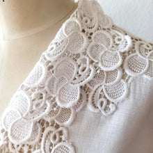 Load image into Gallery viewer, 1950s - Exquisite White Linen Lace Blouse - W31 (80cm)
