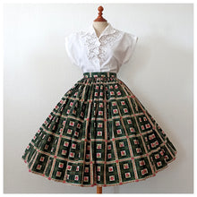 Laden Sie das Bild in den Galerie-Viewer, 1950s - Fabulous Plaid Roseprint Cotton Skirt - W27 (68cm)
