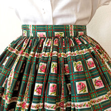 Laden Sie das Bild in den Galerie-Viewer, 1950s - Fabulous Plaid Roseprint Cotton Skirt - W27 (68cm)
