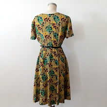 Charger l&#39;image dans la galerie, 1940s - Exquisite Czechoslovak Olive Green Floral Print Dress - W30 (76cm)
