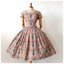 Cargar imagen en el visor de la galería, 1950s - Adorable Romantic Cotton Dress - W32 (82cm)
