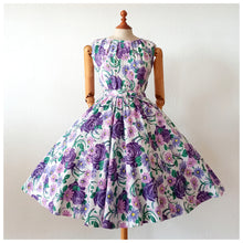 Cargar imagen en el visor de la galería, 1950s - Stunning Purple Roses Cotton Dress - W26 (66cm)
