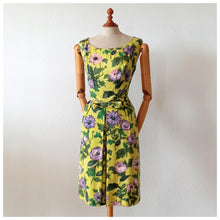Carica l&#39;immagine nel visualizzatore di Gallery, 1950s 1960s - Stunning Lime Floral Print Cotton Dress - W30 (76cm)
