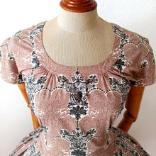 Cargar imagen en el visor de la galería, 1950s - Adorable Romantic Cotton Dress - W32 (82cm)
