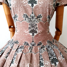 Cargar imagen en el visor de la galería, 1950s - Adorable Romantic Cotton Dress - W32 (82cm)
