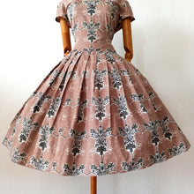 Cargar imagen en el visor de la galería, 1950s - Adorable Romantic Cotton Dress - W32 (82cm)
