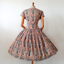 Cargar imagen en el visor de la galería, 1950s - Adorable Romantic Cotton Dress - W32 (82cm)
