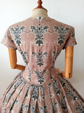 Cargar imagen en el visor de la galería, 1950s - Adorable Romantic Cotton Dress - W32 (82cm)
