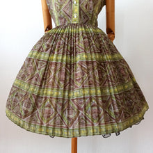 Laden Sie das Bild in den Galerie-Viewer, 1950s 1960s - Gorgeous Abstract Dress - W30 (76cm)

