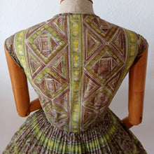 Laden Sie das Bild in den Galerie-Viewer, 1950s 1960s - Gorgeous Abstract Dress - W30 (76cm)
