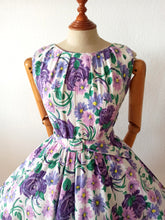 Laden Sie das Bild in den Galerie-Viewer, 1950s - Stunning Purple Roses Cotton Dress - W26 (66cm)
