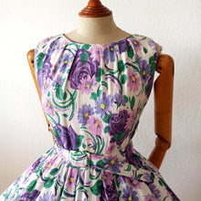 Laden Sie das Bild in den Galerie-Viewer, 1950s - Stunning Purple Roses Cotton Dress - W26 (66cm)
