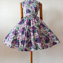 Charger l&#39;image dans la galerie, 1950s - Stunning Purple Roses Cotton Dress - W26 (66cm)
