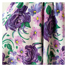 Cargar imagen en el visor de la galería, 1950s - Stunning Purple Roses Cotton Dress - W26 (66cm)
