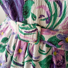 Cargar imagen en el visor de la galería, 1950s - Stunning Purple Roses Cotton Dress - W26 (66cm)
