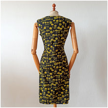 Laden Sie das Bild in den Galerie-Viewer, 1960s - Gorgeous Black Floral Cotton Dress - W30 (76cm)
