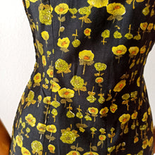 Cargar imagen en el visor de la galería, 1960s - Gorgeous Black Floral Cotton Dress - W30 (76cm)
