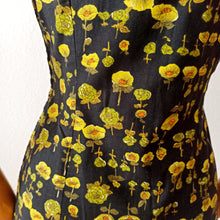 Laden Sie das Bild in den Galerie-Viewer, 1960s - Gorgeous Black Floral Cotton Dress - W30 (76cm)
