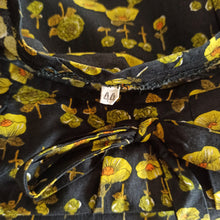 Cargar imagen en el visor de la galería, 1960s - Gorgeous Black Floral Cotton Dress - W30 (76cm)
