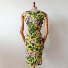 Charger l&#39;image dans la galerie, 1950s 1960s - Stunning Lime Floral Print Cotton Dress - W30 (76cm)
