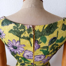 Cargar imagen en el visor de la galería, 1950s 1960s - Stunning Lime Floral Print Cotton Dress - W30 (76cm)
