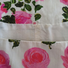 Cargar imagen en el visor de la galería, 1950s - Stunning German Roseprint Dress - W25 (64cm)
