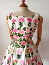 Charger l&#39;image dans la galerie, 1950s - Stunning German Roseprint Dress - W25 (64cm)
