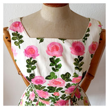 Cargar imagen en el visor de la galería, 1950s - Stunning German Roseprint Dress - W25 (64cm)
