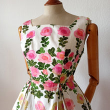 Charger l&#39;image dans la galerie, 1950s - Stunning German Roseprint Dress - W25 (64cm)
