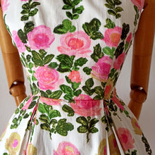 Cargar imagen en el visor de la galería, 1950s - Stunning German Roseprint Dress - W25 (64cm)
