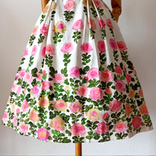 Charger l&#39;image dans la galerie, 1950s - Stunning German Roseprint Dress - W25 (64cm)
