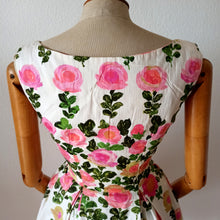 Cargar imagen en el visor de la galería, 1950s - Stunning German Roseprint Dress - W25 (64cm)
