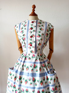 1950s - Adorable Pockets Roseprint Cotton Dress - W27 (68cm)