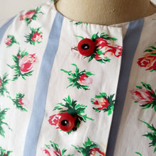 Cargar imagen en el visor de la galería, 1950s - Adorable Pockets Roseprint Cotton Dress - W27 (68cm)
