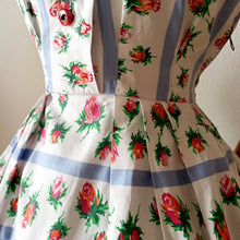 Carica l&#39;immagine nel visualizzatore di Gallery, 1950s - Adorable Pockets Roseprint Cotton Dress - W27 (68cm)
