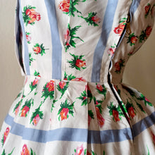 Carica l&#39;immagine nel visualizzatore di Gallery, 1950s - Adorable Pockets Roseprint Cotton Dress - W27 (68cm)
