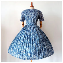 Laden Sie das Bild in den Galerie-Viewer, 1950s - TREVIRA, Germany - Stunning Blue Floral Dress - W34 (86cm)
