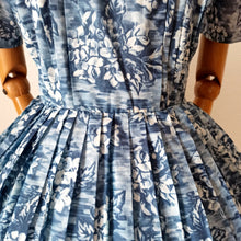 Laden Sie das Bild in den Galerie-Viewer, 1950s - TREVIRA, Germany - Stunning Blue Floral Dress - W34 (86cm)
