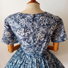 Laden Sie das Bild in den Galerie-Viewer, 1950s - TREVIRA, Germany - Stunning Blue Floral Dress - W34 (86cm)

